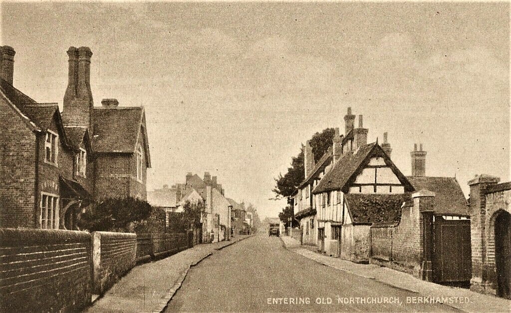 BERKHAMSTEAD ENTERING OLD NORTHCHURCH Nr HEMEL HEMPSTEAD HERTFORDSHIRE POSTCARD