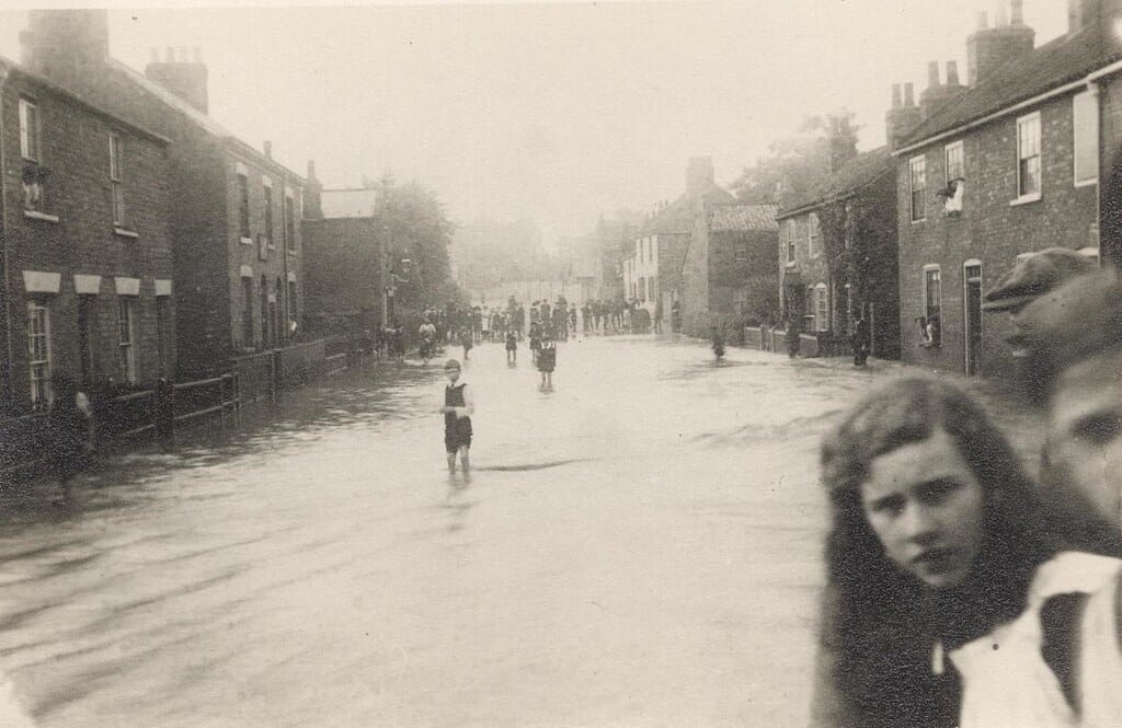 Flooding in George Street, Cottingham 1900 (archive ref DDML-1-3)