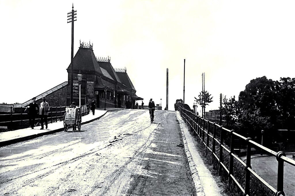 SOUTHALL STATION, LOOKING SOUTH UP SOUTH ROAD IN 1910