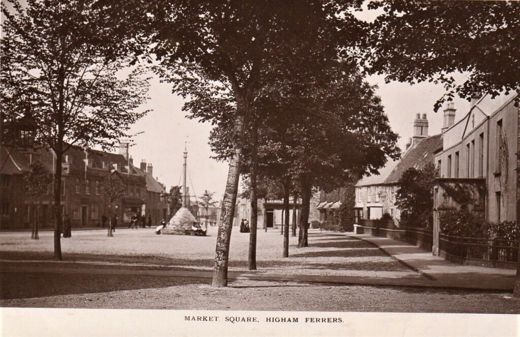 Market Square Higham Ferrers Nr Wellingborough RP pc unused F Saxby Ref G835 northamptonshire